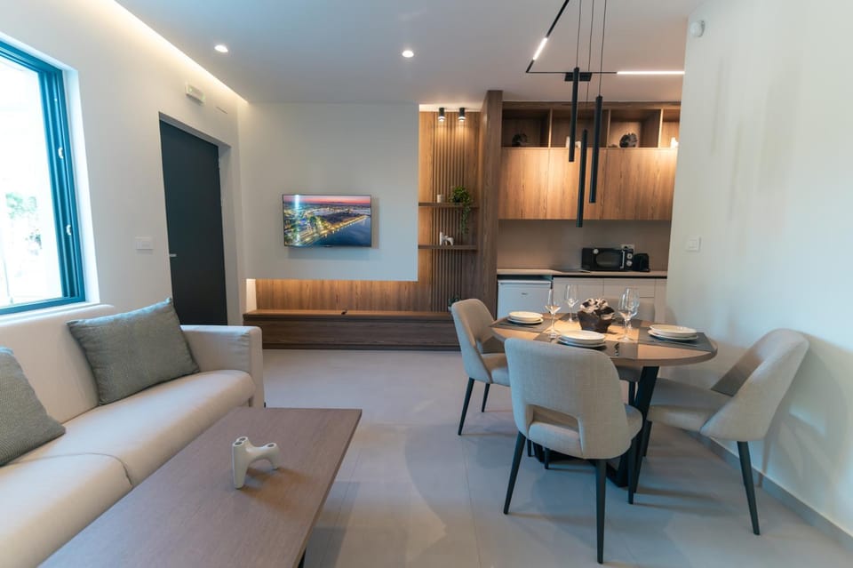 Kitchen or kitchenette, Living room, Seating area, Dining area