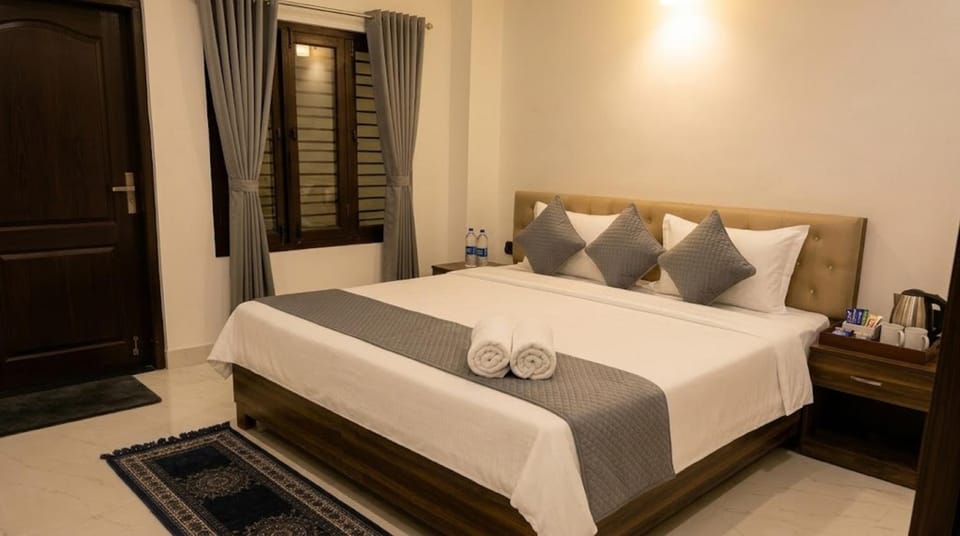 Bed, Photo of the whole room, Bedroom, towels