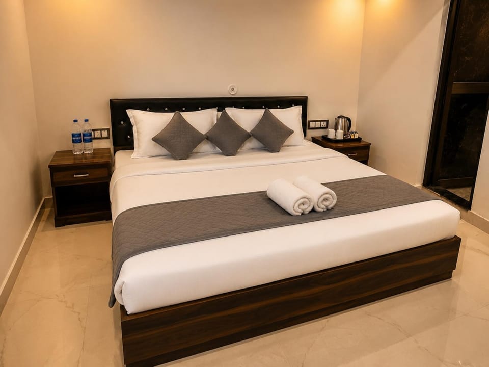 Bed, Photo of the whole room, Bedroom, towels