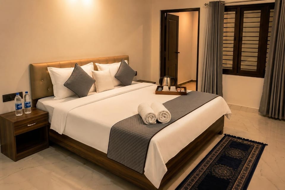 Bed, Photo of the whole room, Bedroom, towels