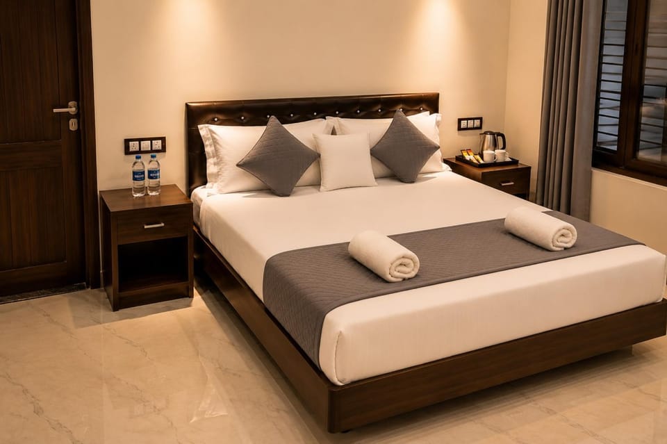 Bed, Photo of the whole room, Bedroom, towels