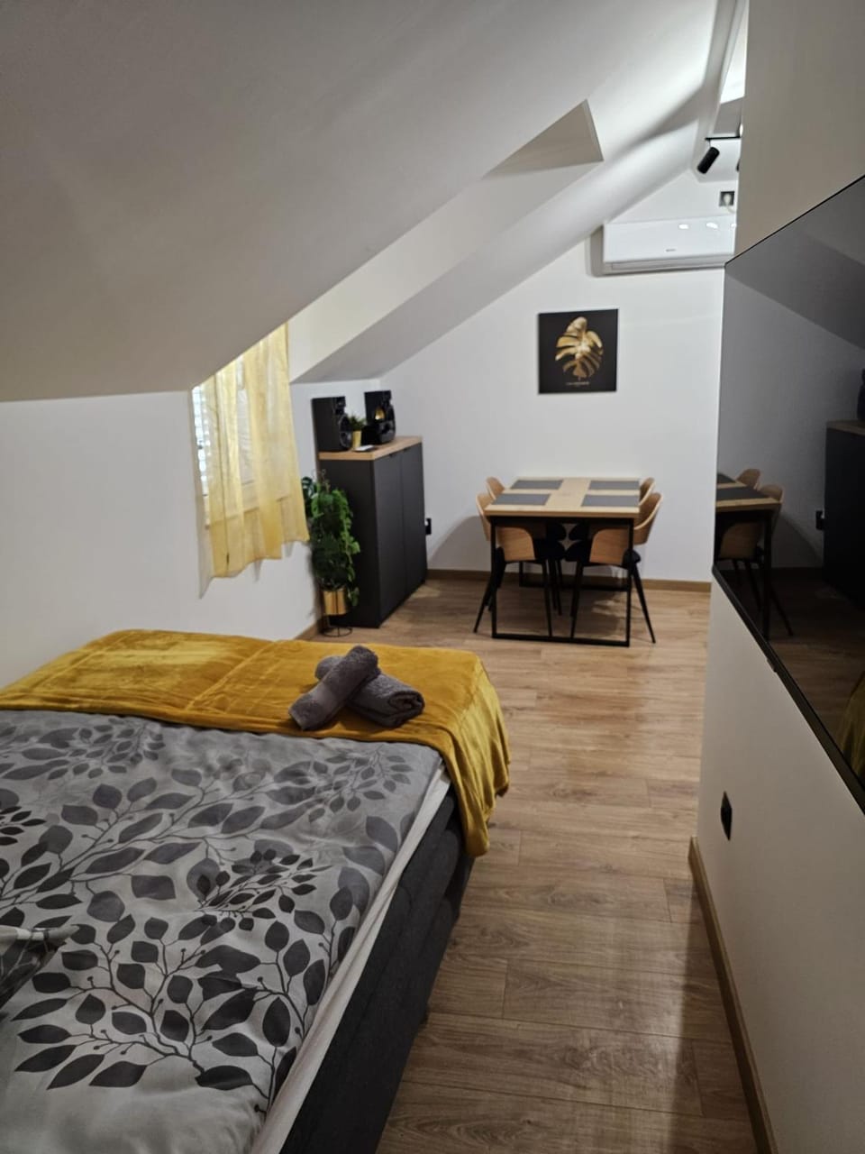 Bed, TV and multimedia, Living room, Dining area