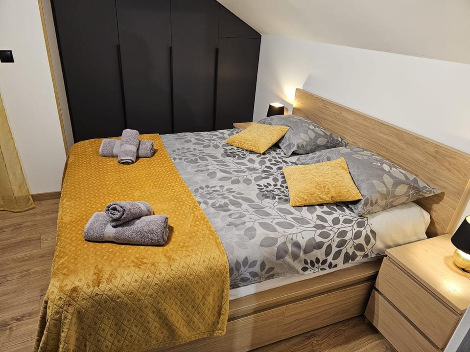 Bed, Bedroom, towels, wardrobe