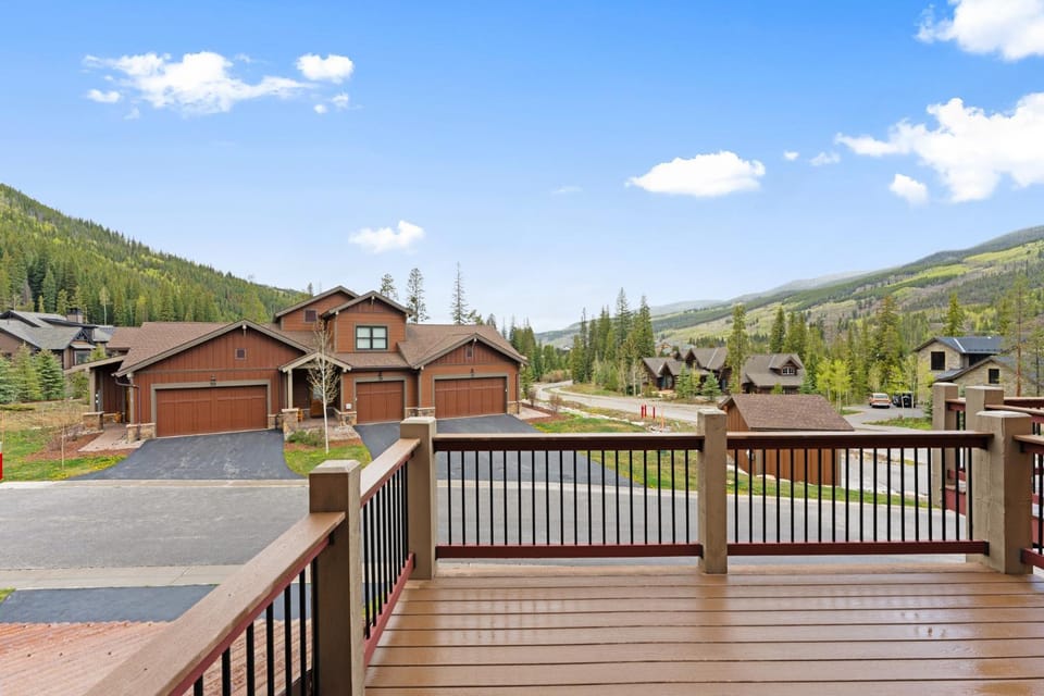 Property building, Day, Neighbourhood, Natural landscape, Balcony/Terrace, Mountain view