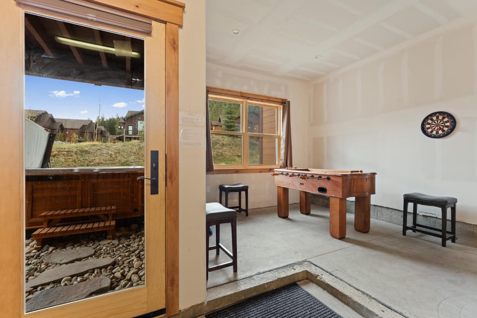 Day, Darts, Game Room, Seating area, furniture