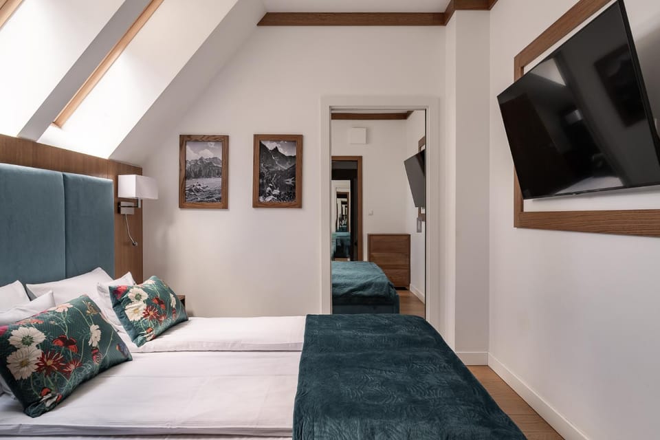 Bed, TV and multimedia, Photo of the whole room, Seating area, Evening entertainment, Bedroom