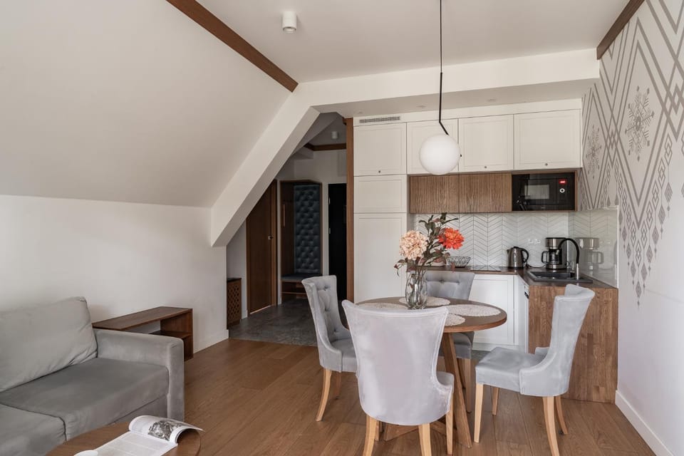 Coffee/tea facilities, Kitchen or kitchenette, Living room, Seating area, Dining area, stove