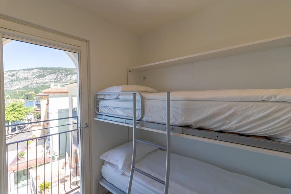 Bedroom, bunk bed
