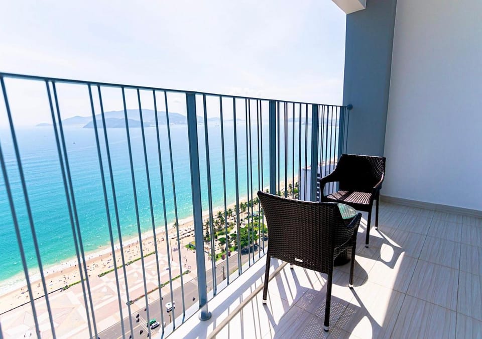 Patio, Day, Natural landscape, View (from property/room), Balcony/Terrace, Dining area, Beach, Sea view