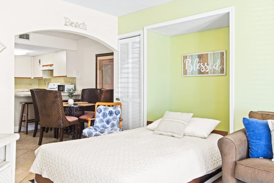 Bed, Kitchen or kitchenette, Living room, Other, Photo of the whole room, Seating area, Dining area