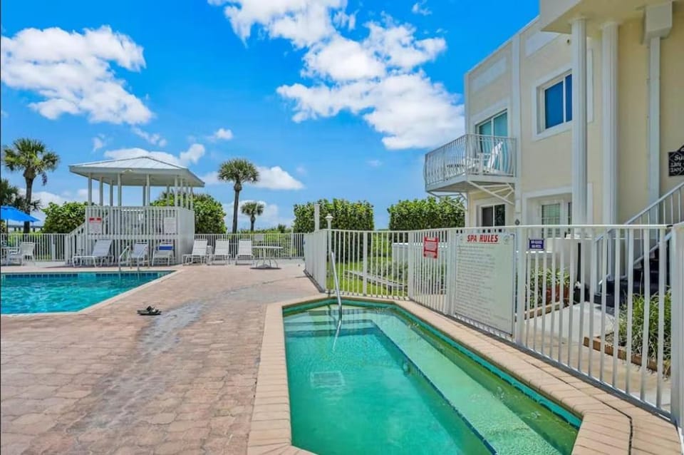 Property building, Patio, Hot Tub, Other, Pool view, Swimming pool, sunbed