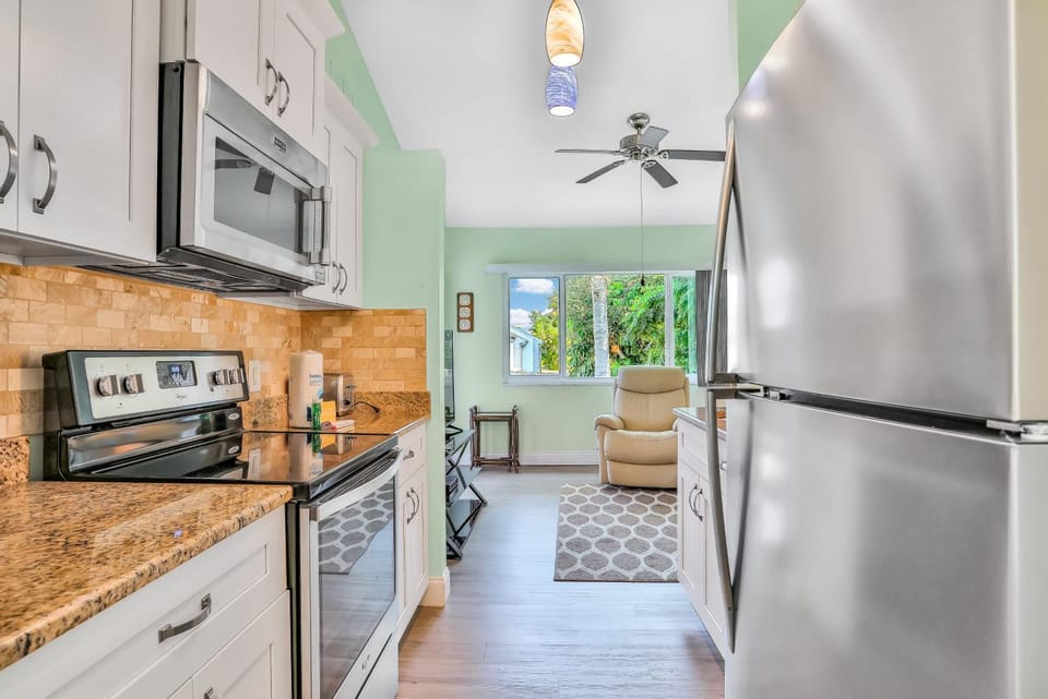 Kitchen or kitchenette, Other, Dining area, dishwasher, oven, stove
