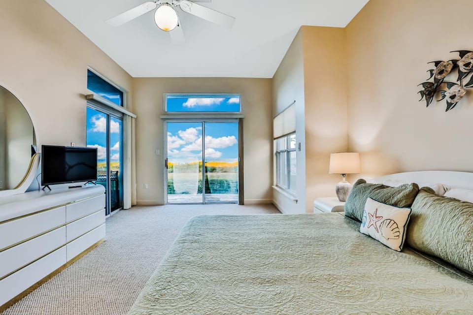 Bed, TV and multimedia, View (from property/room), Other, Photo of the whole room, Bedroom