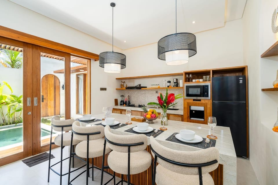 Kitchen or kitchenette, Seating area, Dining area