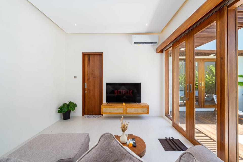 TV and multimedia, Seating area, air conditioner