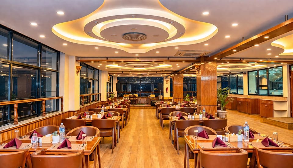 Restaurant/places to eat, Restaurant/places to eat, Communal lounge/ TV room, Lounge or bar