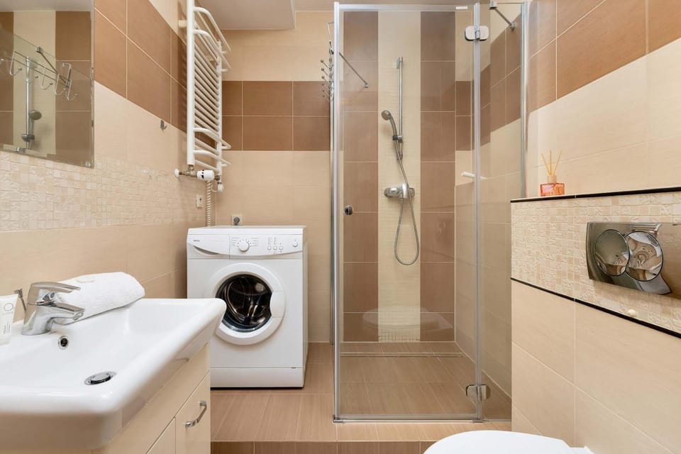 Shower, Toilet, Bathroom, towels, washing machine