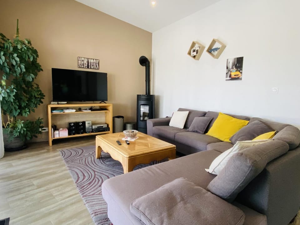 Communal lounge/ TV room, Living room