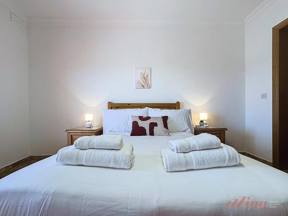 Bed, Bedroom, towels