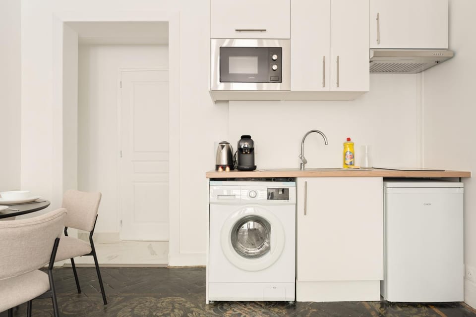 Coffee/tea facilities, oven, stove, washing machine, dryer, kitchen