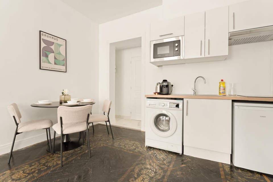 Coffee/tea facilities, Dining area, stove, washing machine, dryer, kitchen