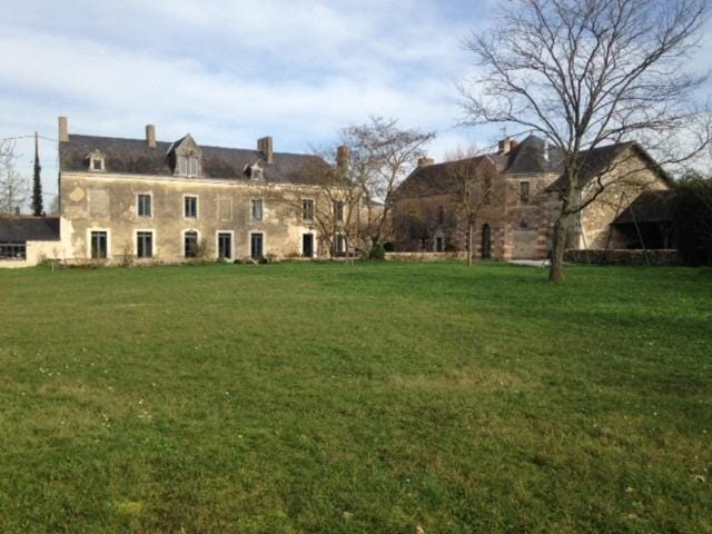 Magnifique Loft au coeur de l'Anjou 20 mn d'Angers pour 15 personnes Bed and Breakfast in Pays de la Loire