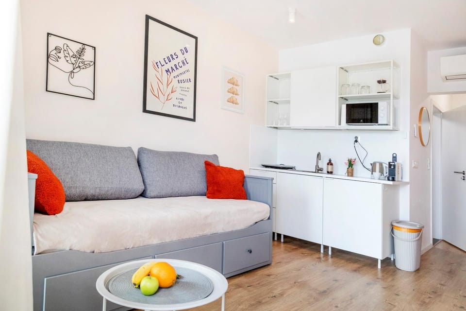 Kitchen or kitchenette, Living room