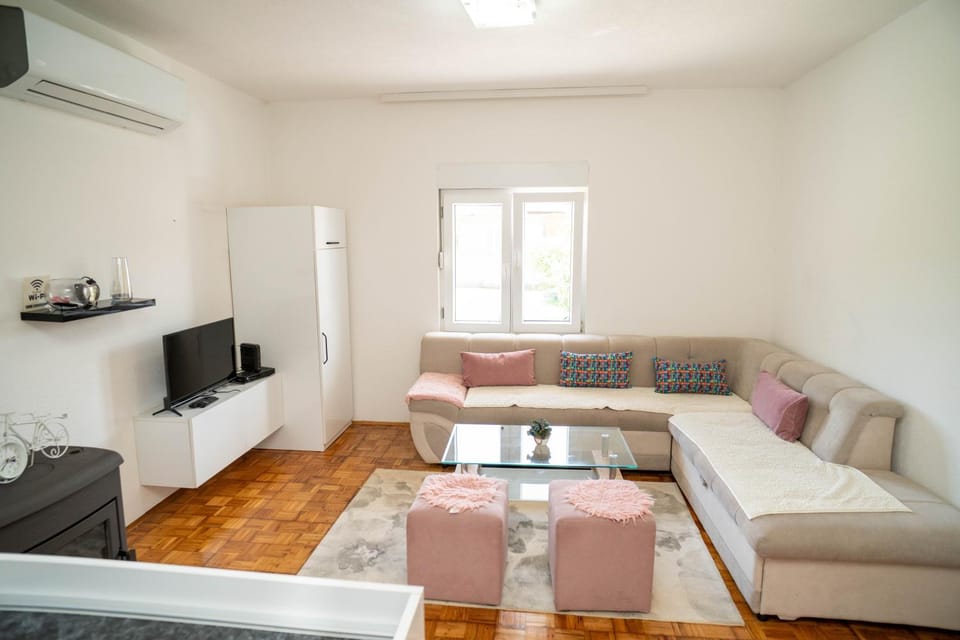 TV and multimedia, Living room, Seating area, air conditioner