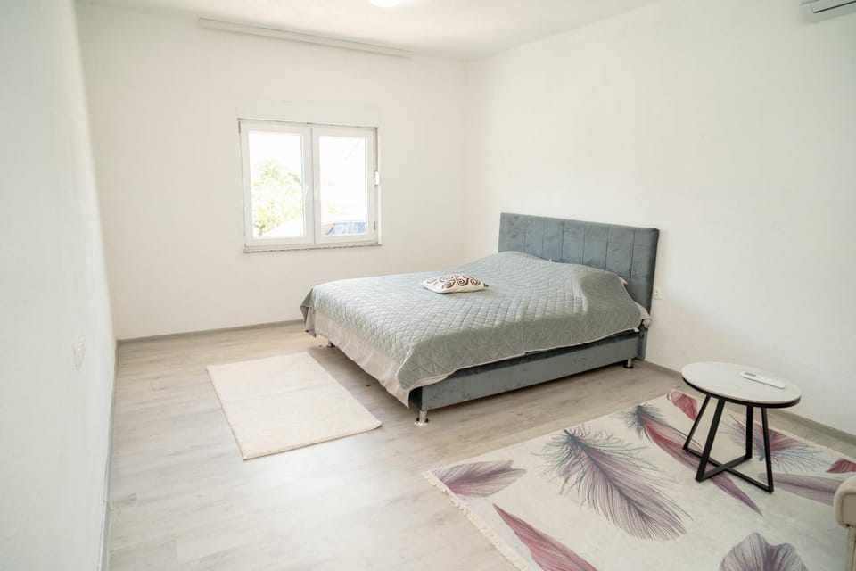 Bed, Bedroom, air conditioner
