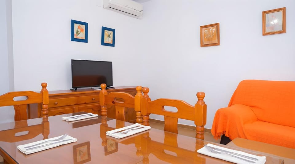 Apartamento con Balcon Garaje Aire acondicionado centrico solo fse alquila a Familia y Parejas Apartment in Conil de la Frontera