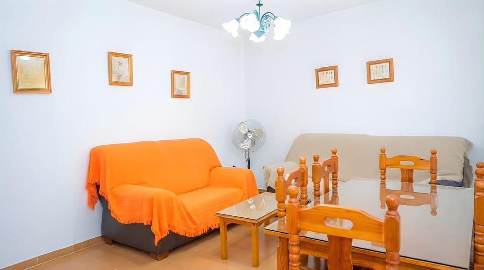 Apartamento con Balcon Garaje Aire acondicionado centrico solo fse alquila a Familia y Parejas Apartment in Conil de la Frontera