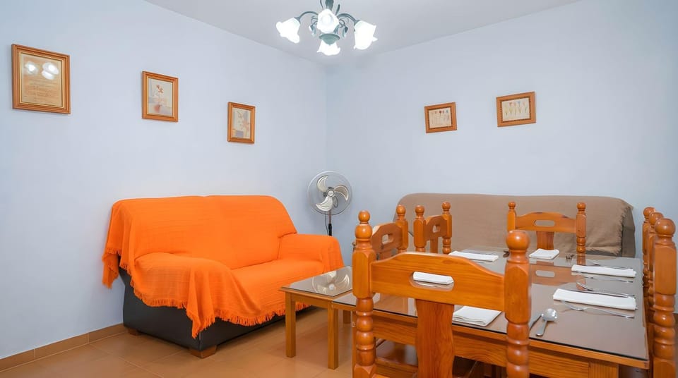 Apartamento con Balcon Garaje Aire acondicionado centrico solo fse alquila a Familia y Parejas Apartment in Conil de la Frontera