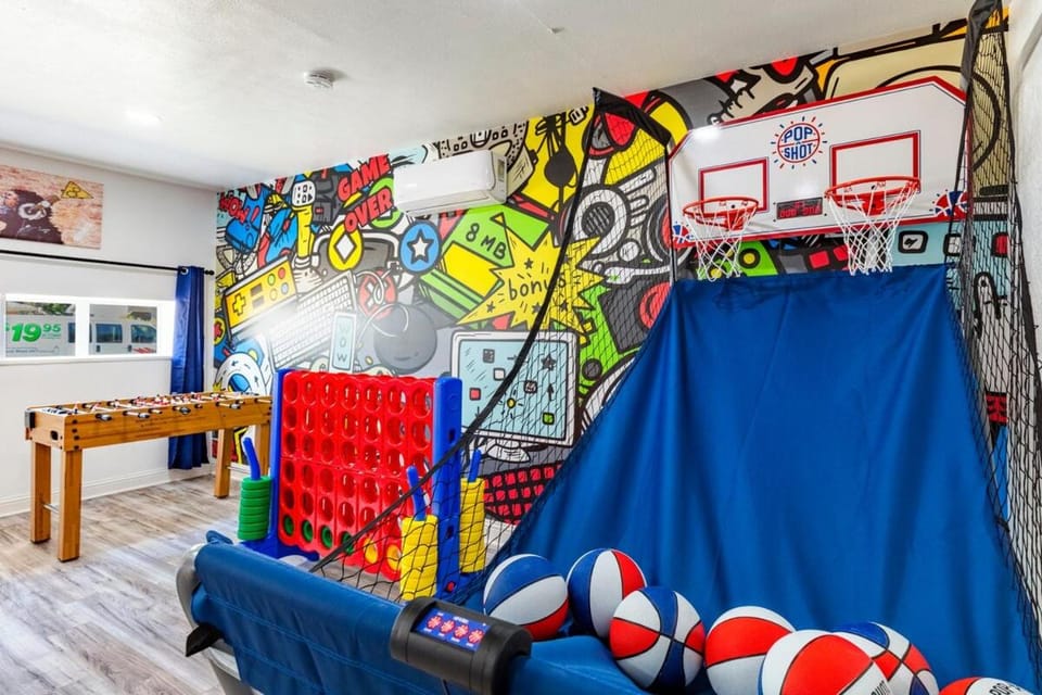 Funky Haus near Six Flags and ATT Stadium with Game & Movie room House in Grand Prairie