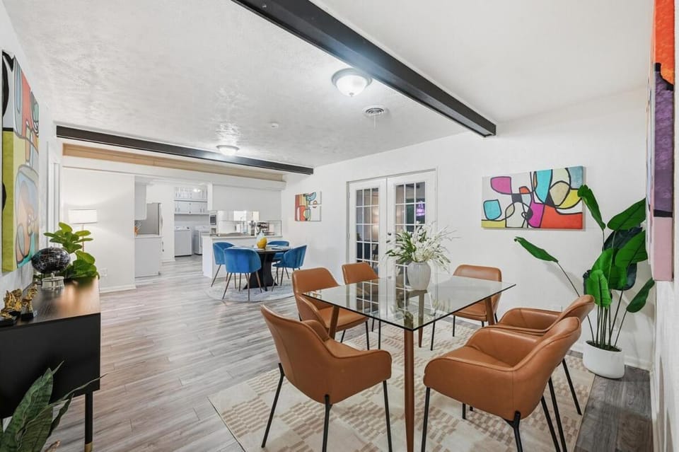 Funky Haus near Six Flags and ATT Stadium with Game & Movie room House in Grand Prairie