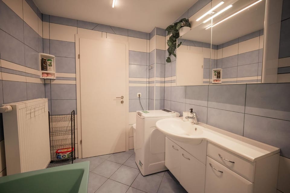 Shower, Toilet, Bathroom, Bath, towels