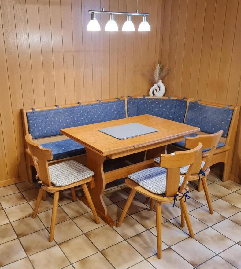 Kitchen or kitchenette, Seating area