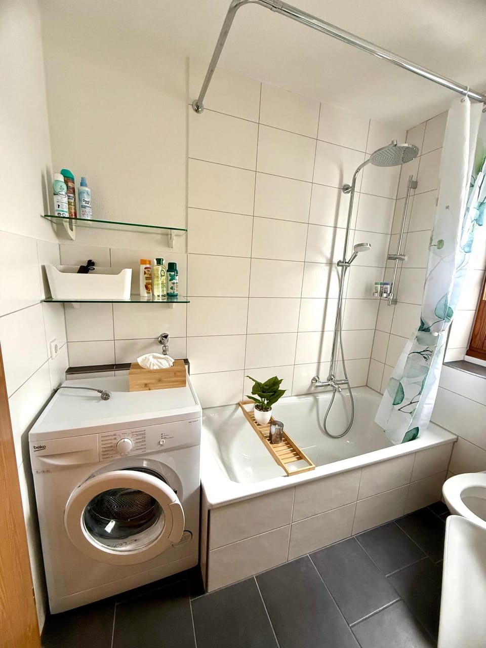 Shower, Toilet, Bathroom, Bath, towels, washing machine