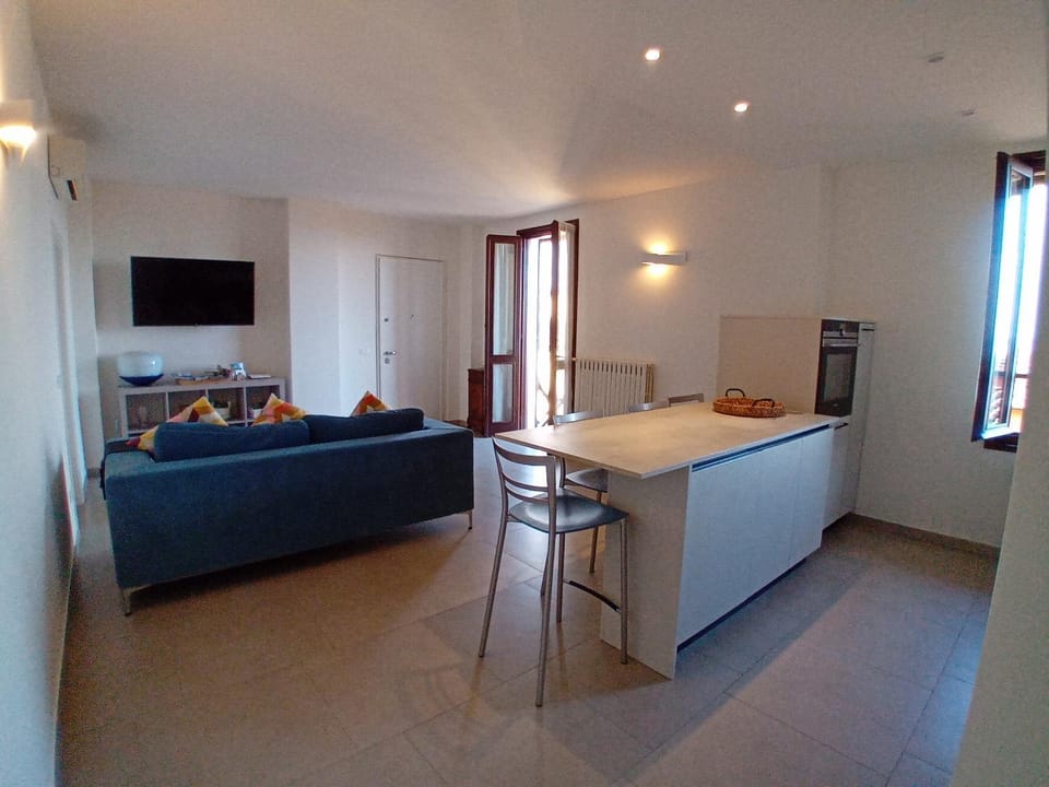 Kitchen or kitchenette, Seating area