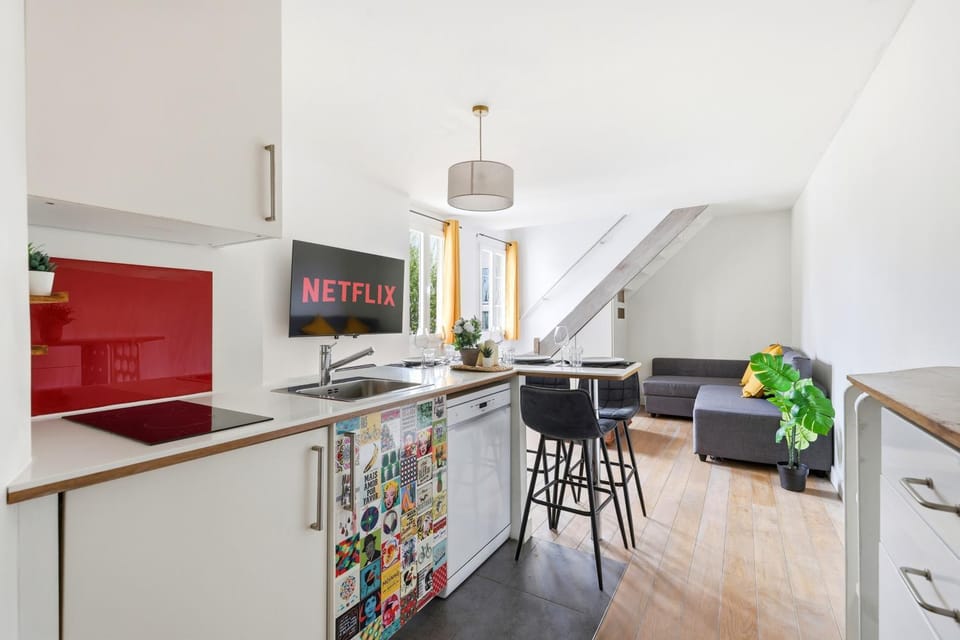 Kitchen or kitchenette, Living room, Seating area, Dining area