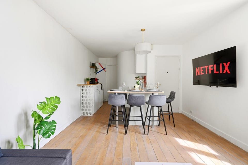 TV and multimedia, Seating area, Dining area