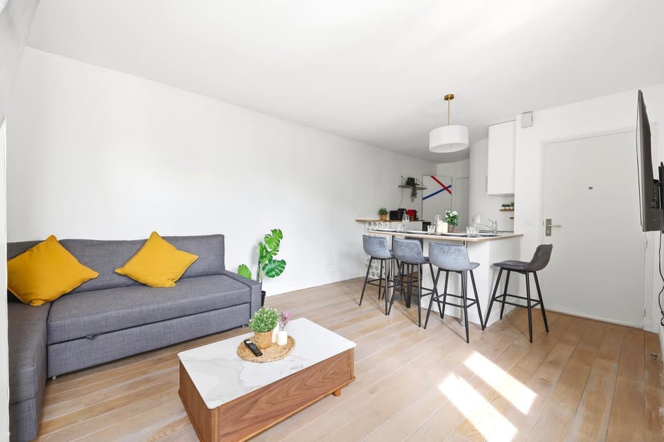 Bed, Living room, Seating area, Dining area