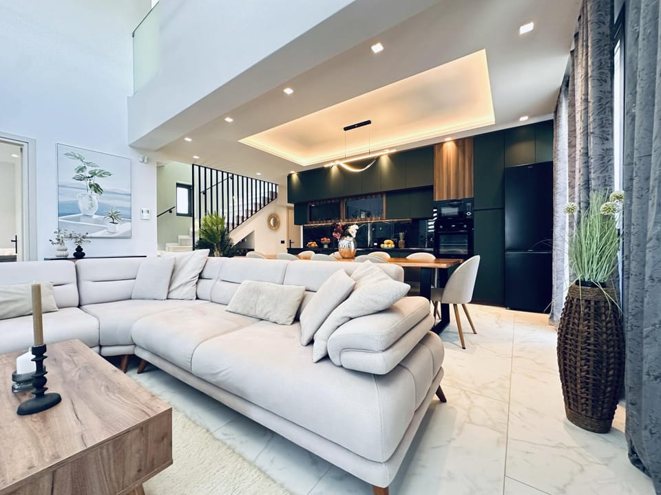 TV and multimedia, Kitchen or kitchenette, Living room, Seating area
