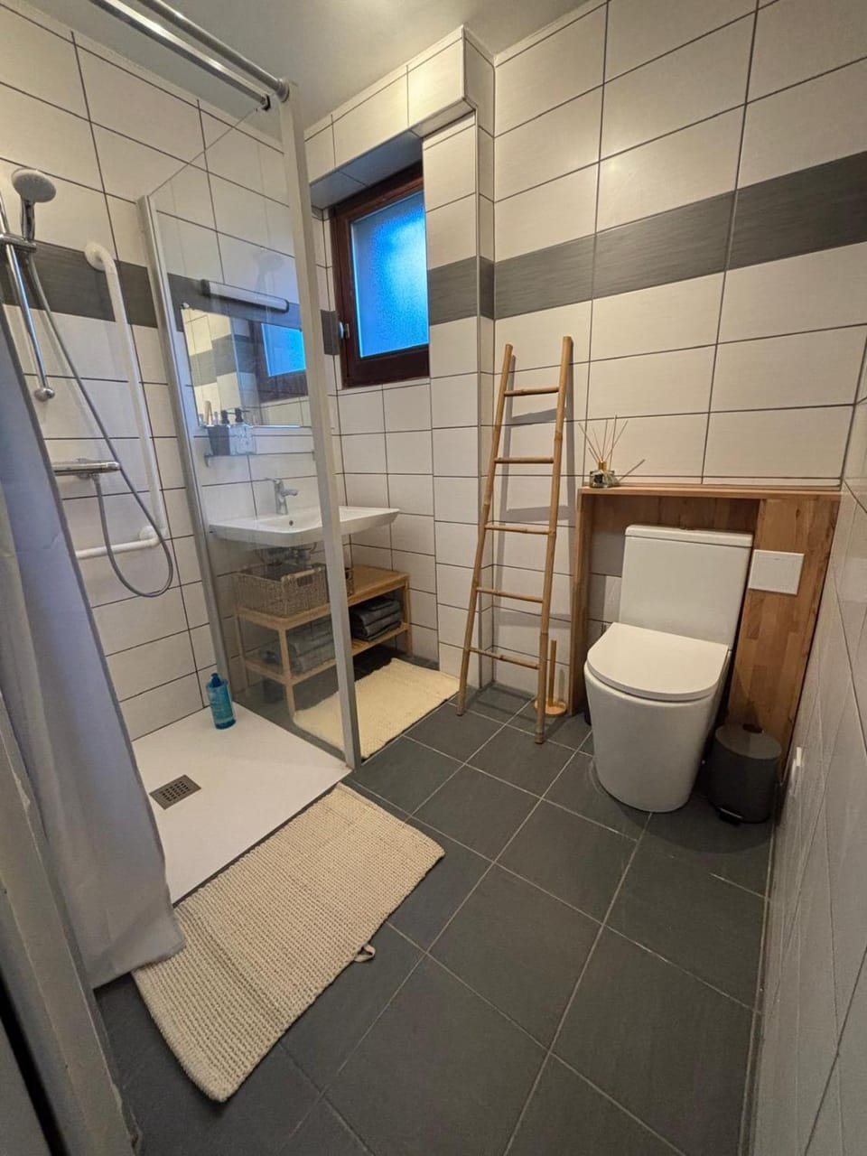Shower, Toilet, Bathroom, towels