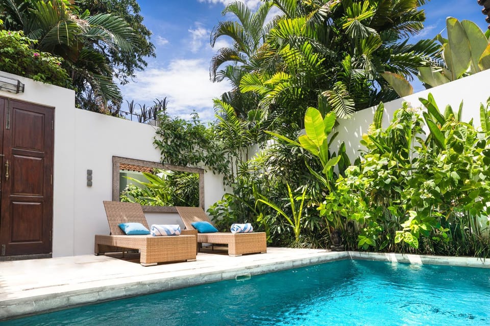 Seating area, Swimming pool, Swimming pool