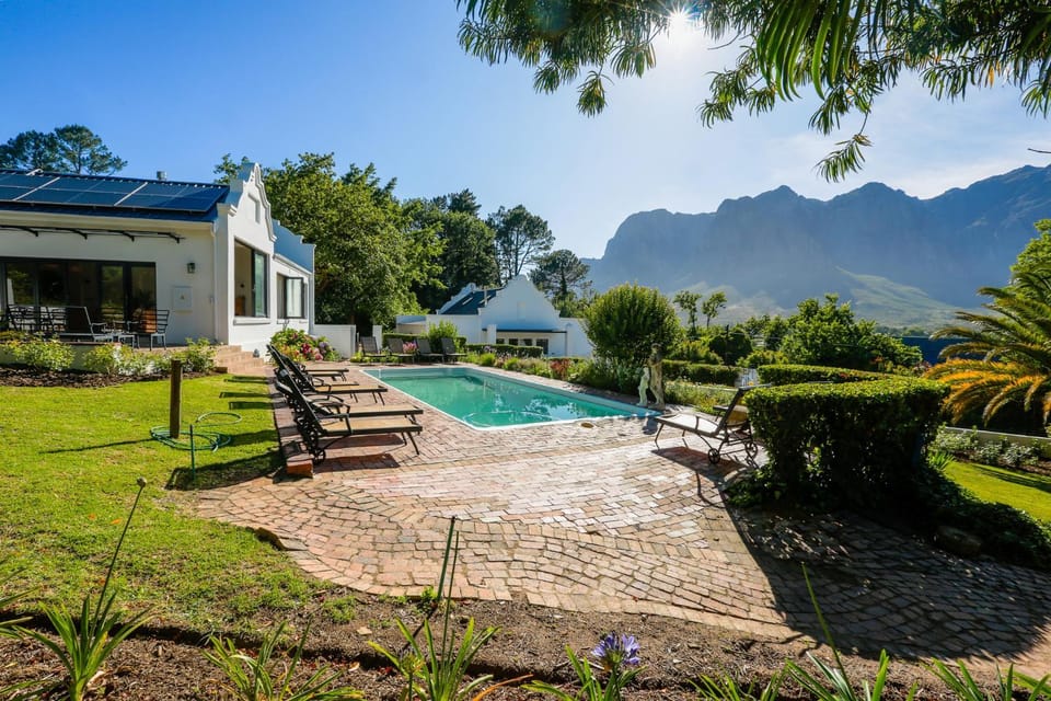 Property building, Patio, Garden view, Pool view, Swimming pool, sunbed