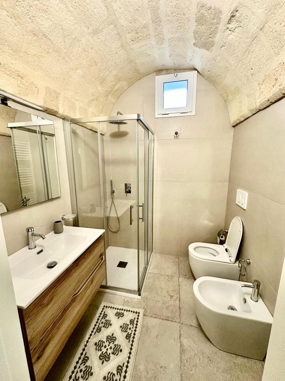 Shower, Toilet, Bathroom, bidet, towels