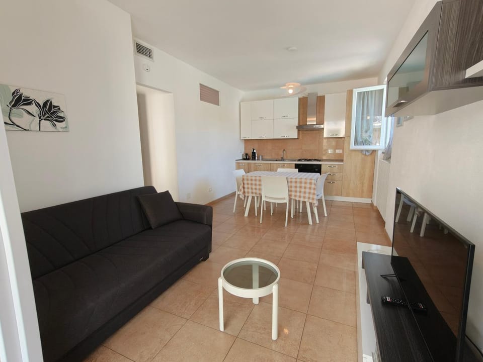 Kitchen or kitchenette, Living room, Seating area, Dining area, oven, stove