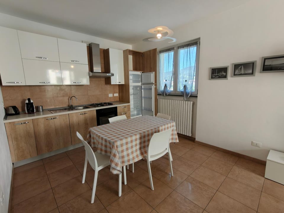 Coffee/tea facilities, Kitchen or kitchenette, Dining area, oven, stove