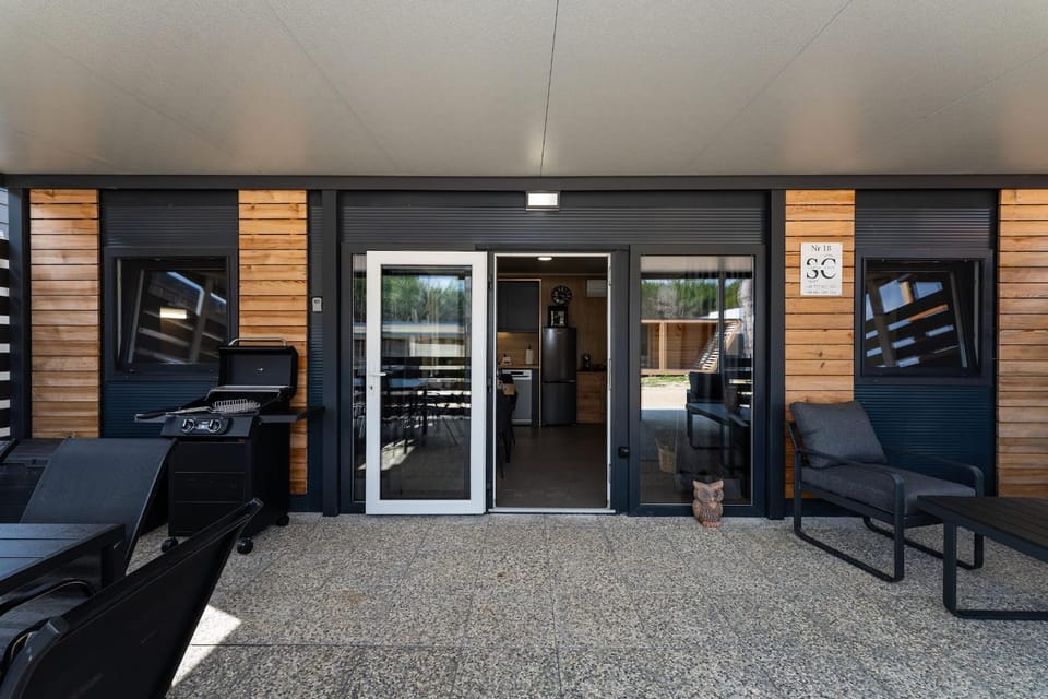 Patio, Facade/entrance