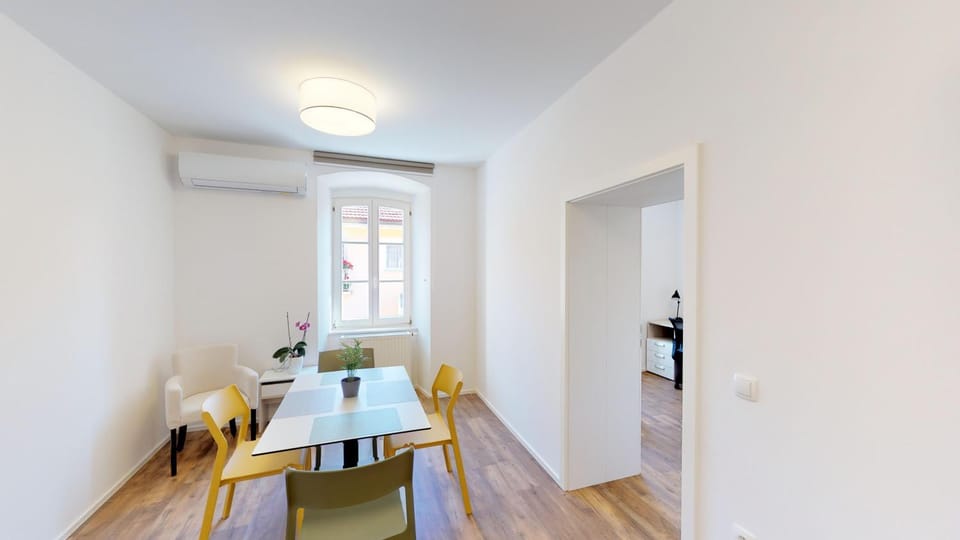 Seating area, Dining area, air conditioner